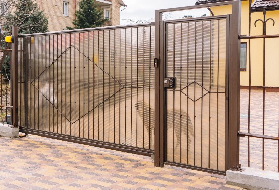 Купить ворота из профлиста с элементами ковки, с металлическими столбами в рамке или под дерево в Лиски от 154396 руб